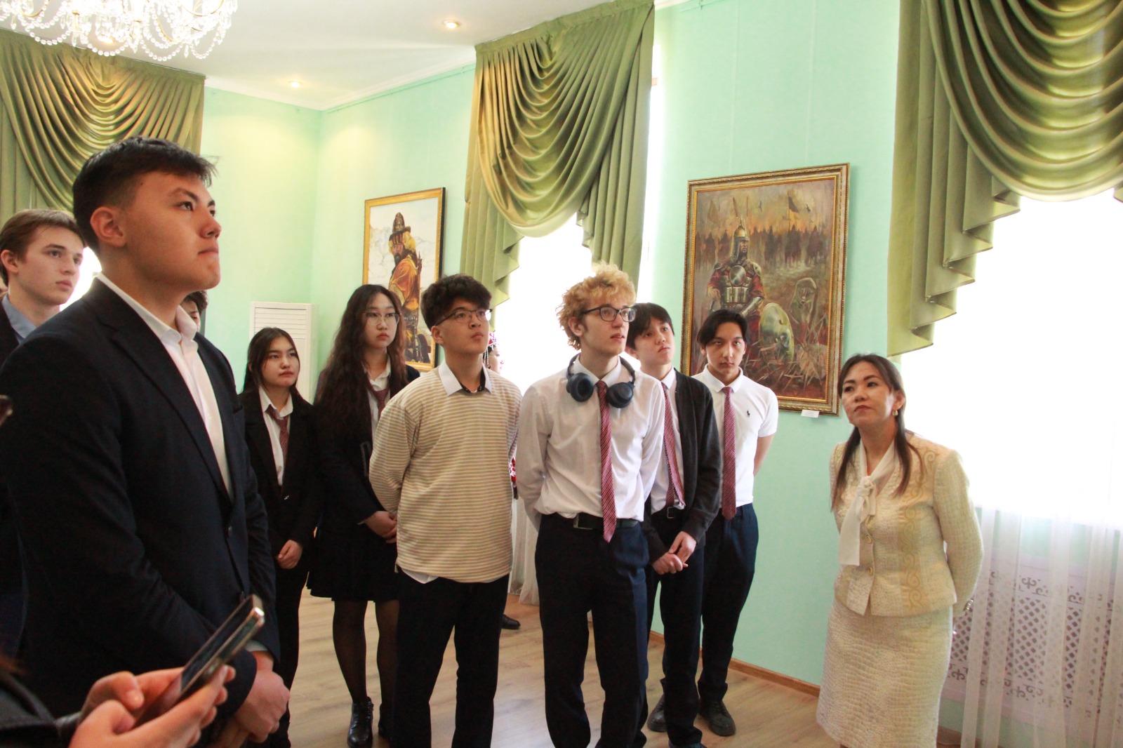 Өнер және дәстүр: Талдықорғандық NIS оқушылары бейнелеу өнері галереясына экскурсия жасады