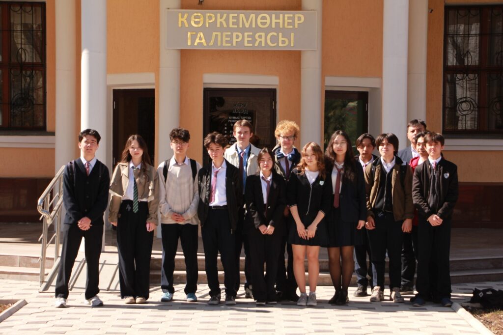 Өнер және дәстүр: Талдықорғандық NIS оқушылары бейнелеу өнері галереясына экскурсия жасады