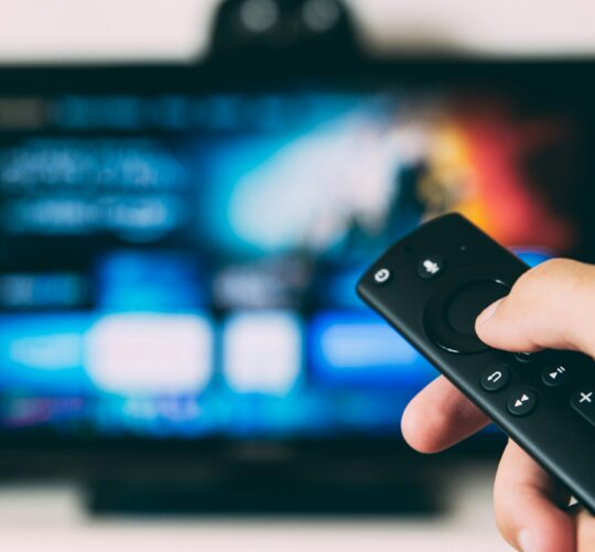 Засыпать под сериал — не вредно: что говорят эксперты о прослушивании контента перед сном
