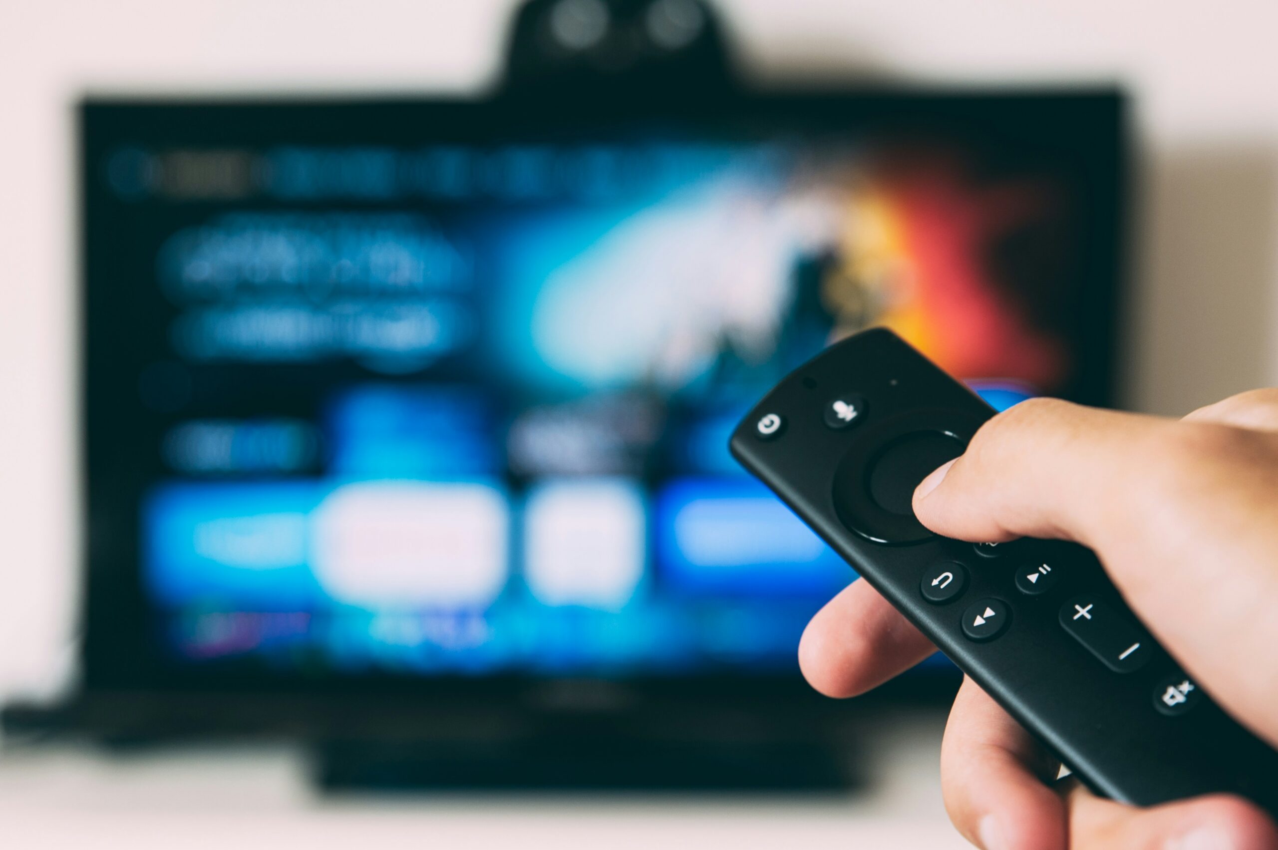 Засыпать под сериал — не вредно: что говорят эксперты о прослушивании контента перед сном